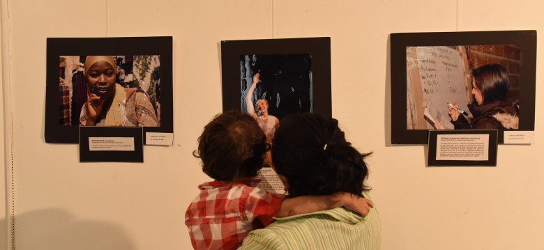 Homenaje a mujeres migrantes en la sede de la Comuna 7