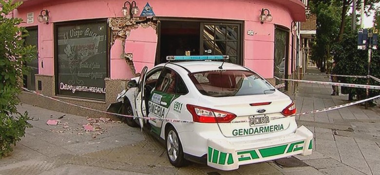 Un patrullero de Gendarmería se incrustó contra un restaurant