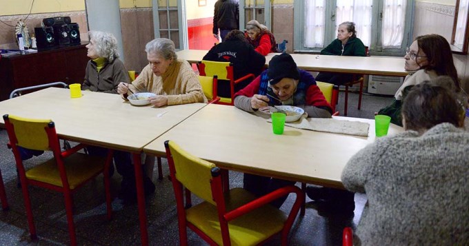 Se resisten a ser trasladados tras la clausura de geriatrico