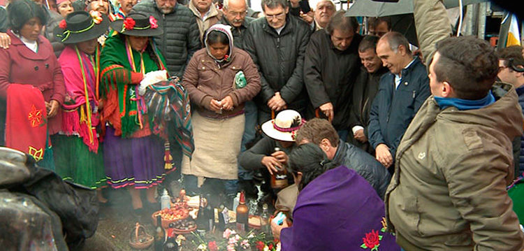 La ofrenda a la Pachamama se celebró en el Obelisco porteño