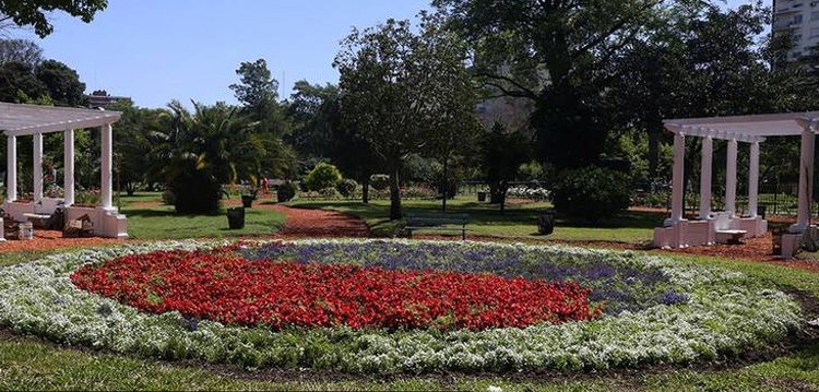 La Asociación Coreana recuperó el rosedal de Parque Chacabuco