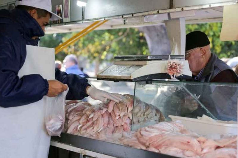 Las ferias de la Ciudad ofrecen pescado para Semana Santa