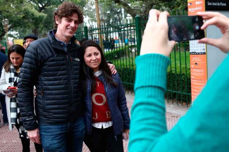 Martín Lousteau recorrió este jueves el barrio de Flores