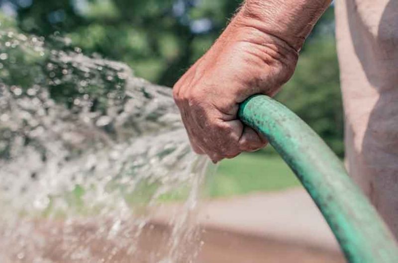 Se puede denunciar a quienes derrochan el agua