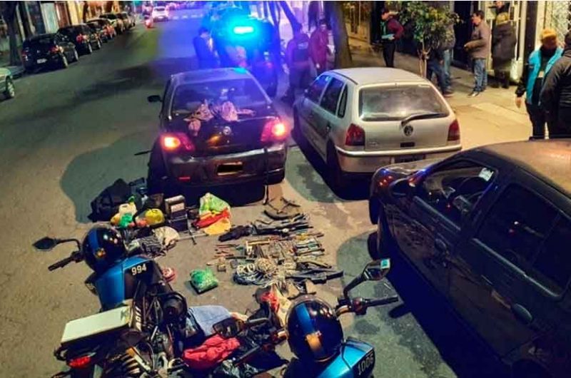 Detienen a tres delincuentes con una réplica de pistola en el Barrio Mitre