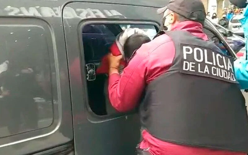 Tiene 4 años y sus papás lo dejaron encerrado en el auto