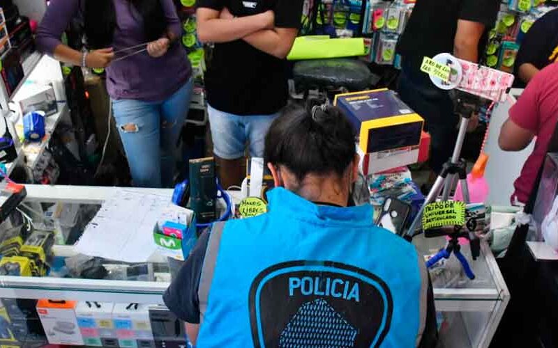 Mercadería secuestrada y tres locales clausurados