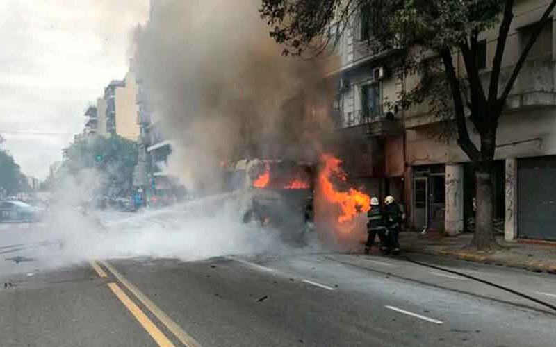 Se incendio un colectivo en avenida Nazca