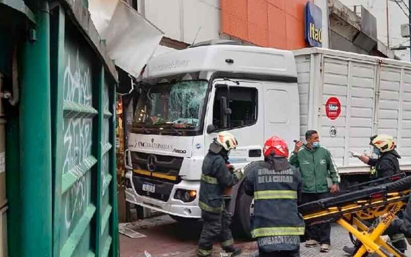 Un camión se incrustó en un comercio en Avenida Rivadavia