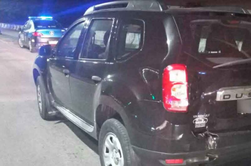 Persecución y dos detenidos por robar a mano armada un auto