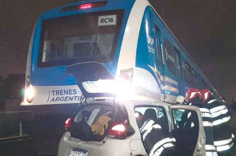 Una formación arrolló un auto que cruzó con la barrera baja