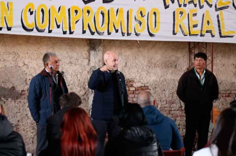 Rodríguez Larreta entregó escrituras a familias del Barrio 20