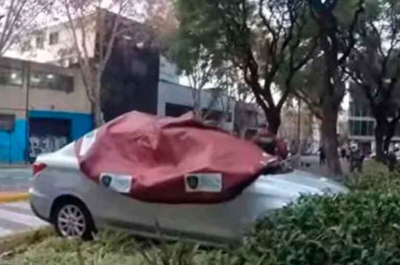 Un conductor murió tras chocar su auto contra una plazoleta