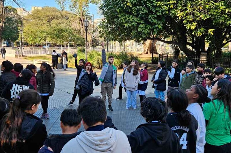 Cuidá tu árbol: las escuelas con las manos en la tierra