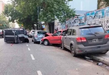 Un conductor se quedó dormido y chocó cuatro autos estacionados