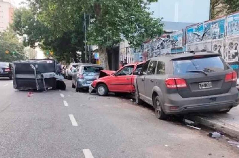 Un conductor se quedó dormido y chocó cuatro autos estacionados