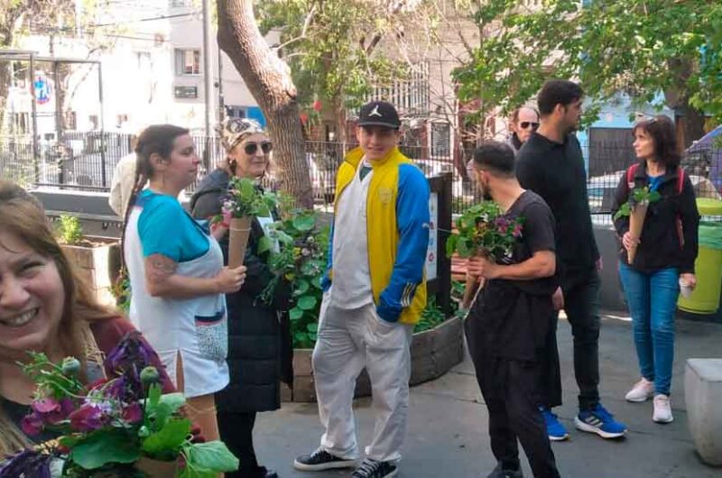 Entrega de flores en la huerta de la Plazoleta Luna de Enfrente