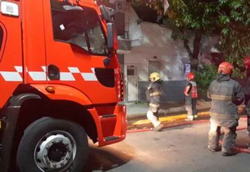 Un feroz incendio se desató en un edificio del barrio de Parque Chacabuco