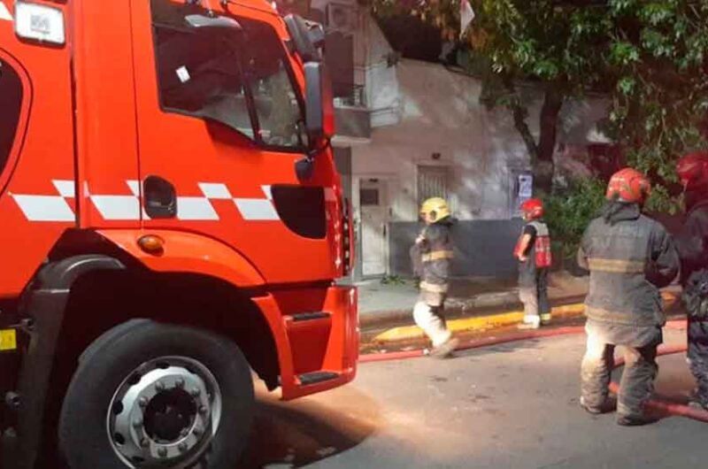 Un feroz incendio se desató en un edificio de Parque Chacabuco